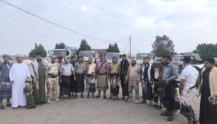 قائد اللواء 43 عمالقة جنوبية يزور مواقع اللواء ويهنئ المقاتلين بع..