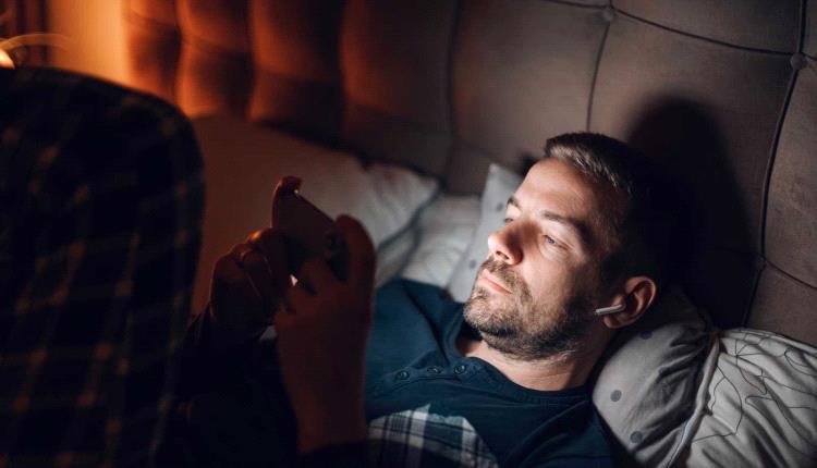 عادات يومية تُضعف جودة النوم وتؤثر على صحة القلب
