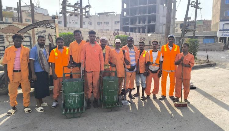 2000 طن من المخلفات تُرفع خلال ليلة العيد في عدن بجهود عمال النظافة