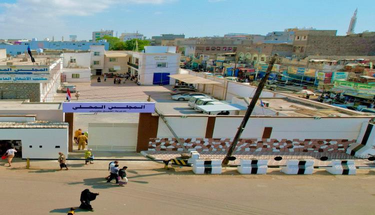 السلطة المحلية في مديرية الشيخ عثمان ترفع الجاهزية تحسباً للمنخفض الجوي بتوجيهات محافظ عدن