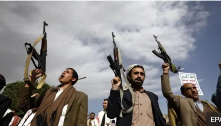 ميليـ.ـشيا الحو.ثي تُحيل الآلاف من موظفي الدولة إلى التقاعد بدون حقوق