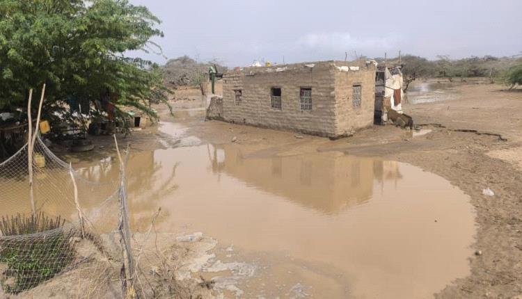 سيول جارفة تضرب مديرية أحور وتخلف أضراراً واسعة في المناحل والمنازل