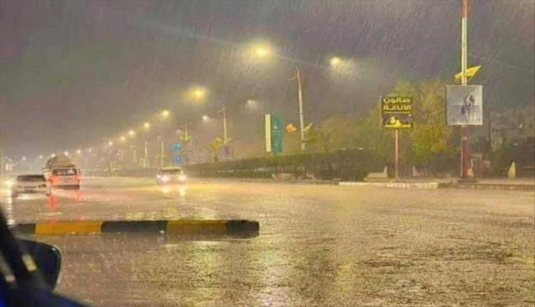 يحدث الآن .. أمطار غزيرة على العاصمة عدن .. رئيسي المعلا يغرق "صور"