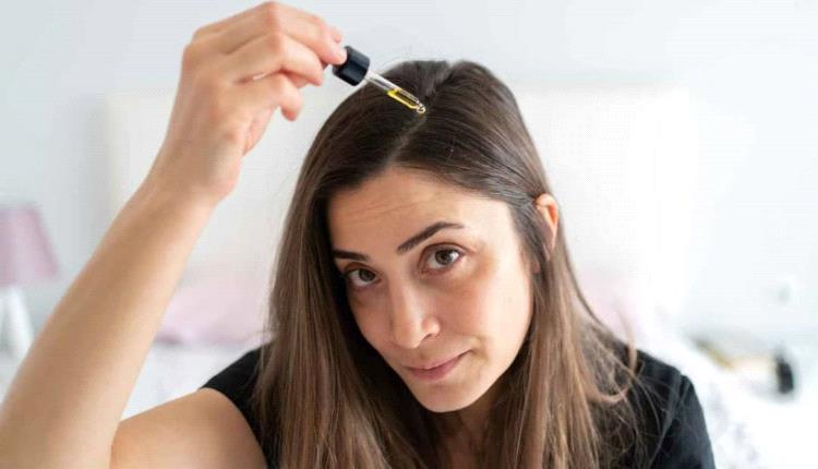 "قد تفاقم المشكلة".. خبراء يحذرون من حيل الإنترنت لعلاج تساقط الشعر