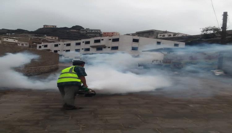 عدن.. صحة البيئة بصيرة تنفذ حملة رش ضبابي واسعة عقب الأمطار