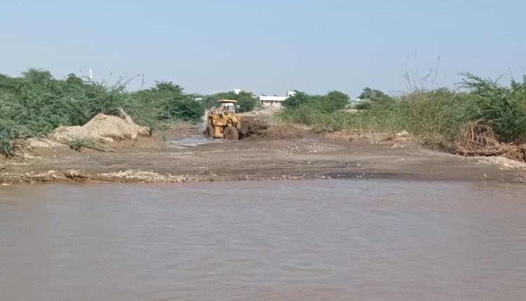 مدير عام أحور يشرف على إعادة فتح الطريق في وادي أحور بعد إزالة مخلفات السيول