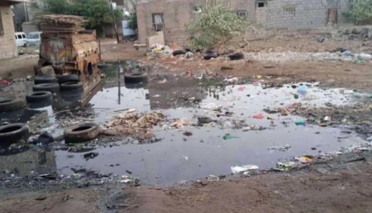انتشار الحميات في عدن بسبب طفح المجاري واختلاطها بمياه الشرب