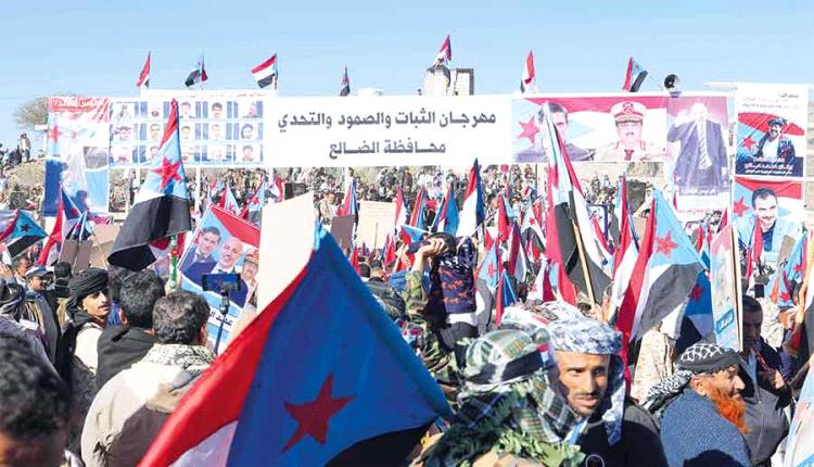 رداً على قرارات العليمي.. الجنوب يتصدى لتهديدات المجلس الرئاسي ويتمسك بصور الرئيس الزبيدي