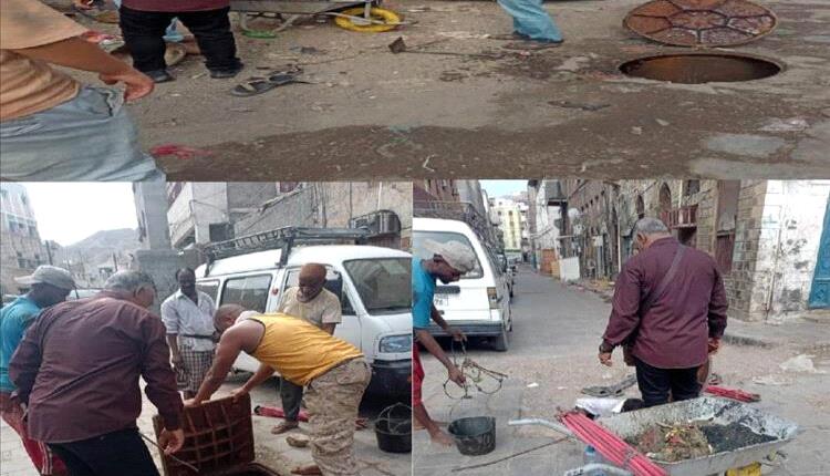 التواهي : تنفذ حملة نظافة للمناهل استعدادًا للأمطار والمنخفض الجوي

