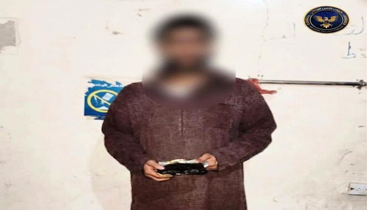 قوات طوق العاصمة عدن تضبط متهماً بحوزته نصف كيلو حشيـ.ـش في منفذ العلم