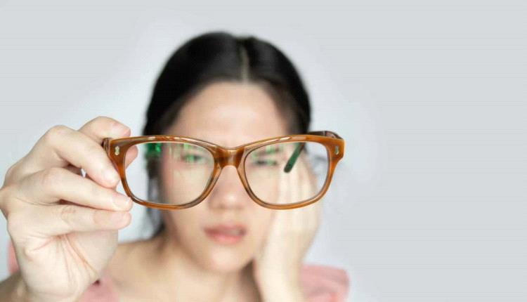 هل "ارتداء النظارات" يُضعف البصر؟
