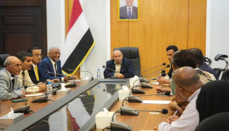 الخنبشي يناقش تحديات التعليم في حضرموت ويؤكد إجراءات لدعم المعلمين واستقرار العملية التعليمية

