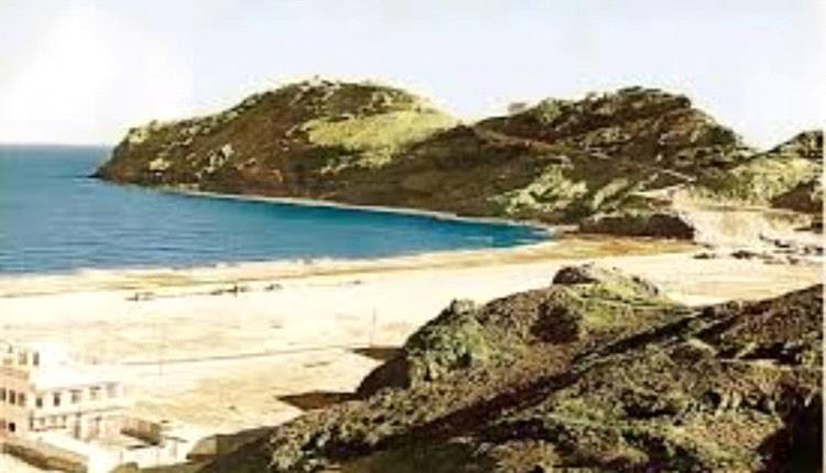 من يملك ساحل حقات؟ الشعب أم القصر الرئاسي المطل عليه؟