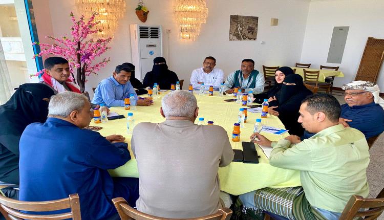 وزير الإدارة المحلية يناقش مع اللجنة الاستشارية بحضرموت خطط تعزيز الحكم المحلي