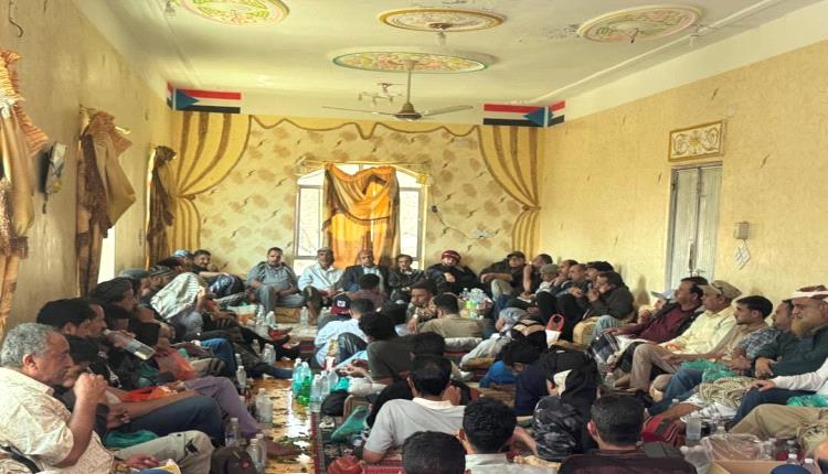 المئات يتوافدون إلى لنجود بالشعيب لتقديم واجب العزاء في وفاة الفقيد صالح مصلح الحكم