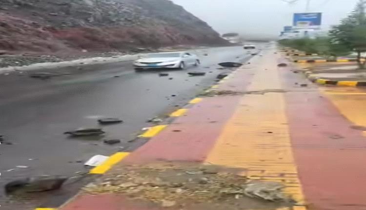 انهيار جبلي مفاجئ في صنعاء وصخور كبيرة تدمر الشوارع