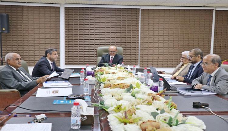 مركزي عدن يتخذ إجراءات حاسمة لكسر أزمة السيولة وتعزيز استقرار الريال