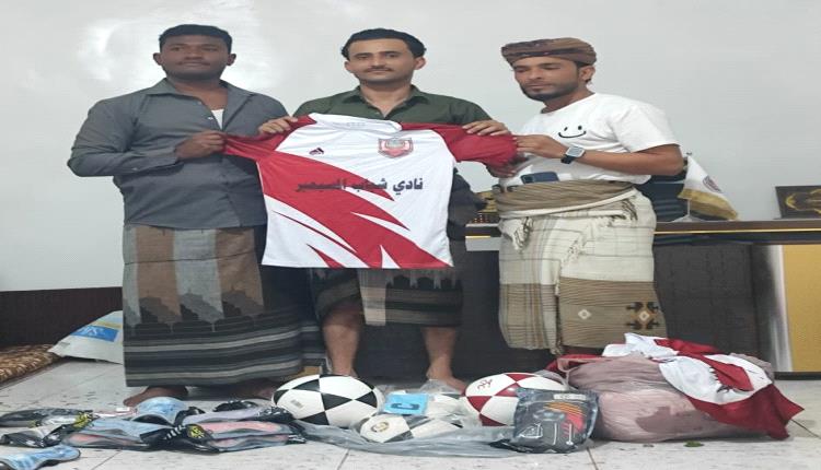 رئيس نادي شباب المسيمير يسلم مسؤول النشاط ومساعده بالنادي أدوات ومستلزمات رياضية