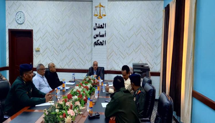 رئيس محكمة استئناف حضرموت يترأس اجتماعًا مشتركًا لتعزيز تنفيذ الأحكام ومعالجة أوضاع المفرج عنهم