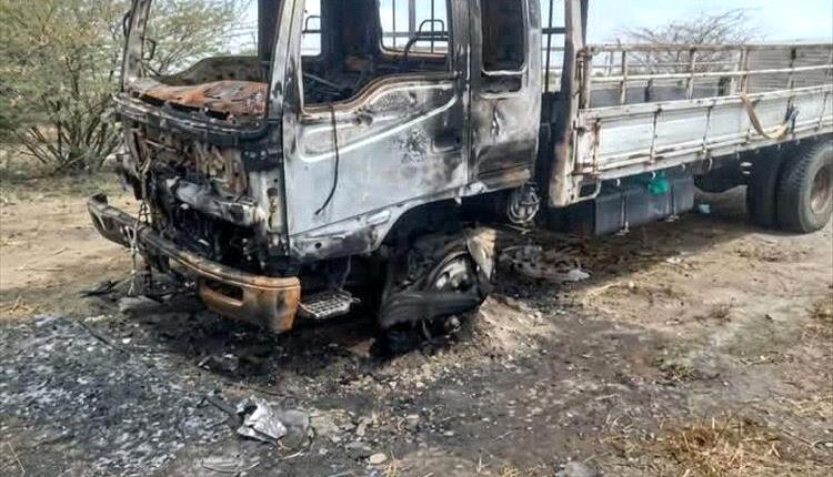 مسلحون يحرقون شاحنة مواطن في المخا ويثيرون غضب الأهالي

