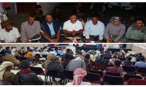 أجتماع موسع في أبين يطالب برفع القيود عن مقرات الانتقالي في عدن ويلوح بخيارات تصعيدية