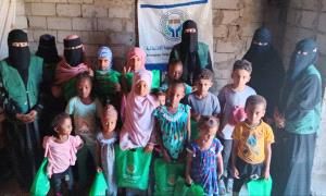 جمعية المسيمير التنموية الاجتماعية بمحافظة أبين توزع  ملابس للأسر الأشد فقرًا والأيتام في مديرية خنفر 