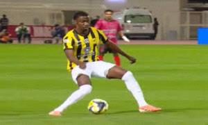 إصابة دومبيا لاعب الاتحاد السعودي بتمزق في الرباط الصليبي للركبة