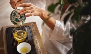 ماذا يحدث لجسمك عند شرب الشاي الأخضر يوميًا؟
