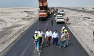 وزير الأشغال يطّلع على أعمال السفلتة في مشروع صيانة الخط الدولي (العلم – دوفس) بمحافظة أبين