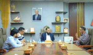 محافظ عدن يناقش تطوير خدمات البريد وتحديث آليات العمل

