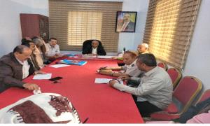 مدير عام الحصين يناقش مع أعضاء فريق التوجية والرقابة بمكتب التربية أوضاع التعليم