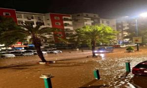 عقب أمطار غزيرة .. غياب للسلطة المحلية في شفط المياه وفتح الطرقات بالعاصمة عدن
