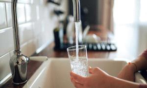 كيف يؤثر نقص السوائل في ارتفاع السكر بالـ.ـدم؟