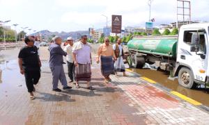 الشاذلي يتفقد أعمال معالجة تبعات المنخفض الجوي في خورمكسر والمعلا بعدن