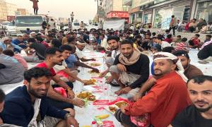 أبناء منطقة اللحوم بمديرية دار سعد يقيمون إفطاراً جماعياً للمرة الثانية خلال شهر رمضان المبارك