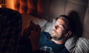 عادات يومية تُضعف جودة النوم وتؤثر على صحة القلب
