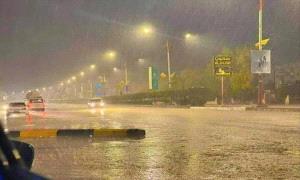 يحدث الآن .. أمطار غزيرة على العاصمة عدن .. رئيسي المعلا يغرق "صور"