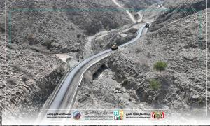 بتوجيهات وزير الأشغال العامة والطرق استمرار أعمال سفلتة طريق الشهيد أبو اليمامة في يافع ضمن مشروع التدخل الطارئ
