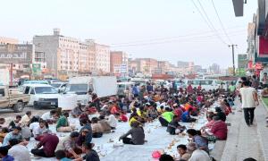 العاصمة عدن..أبناء منطقة اللحوم بمديرية دار سعد ينظمون مأدبة إفطار جماعي