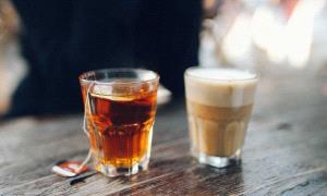 فنجان القهوة أو الشاي .. سر صباحي قد يحمي دماغك