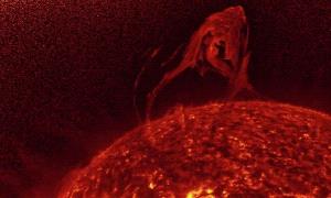 الشمس تقذف نتوءا عملاقا باتجاه قطبها الشمالي