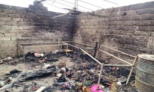 حريق ضخم يلتهم احد المنازل في مديرية الخوخة 