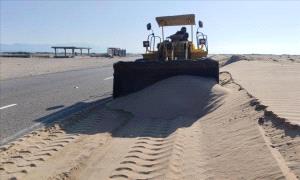 بدء أعمال إزالة الرمال لطريق شقرة – الوضيع في أبين