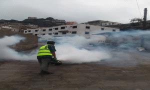 عدن.. صحة البيئة بصيرة تنفذ حملة رش ضبابي واسعة عقب الأمطار