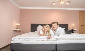 النوم المشترك أم المنفصل؟.. كيف يؤثر على صحة الزوجين وراحة الأسرة