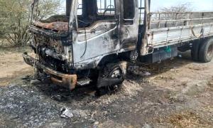 مسلحون يحرقون شاحنة مواطن في المخا ويثيرون غضب الأهالي

