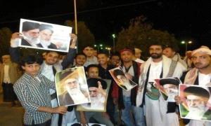 صور خامنئي تهيمن على صنعاء… والحو.ثيون يكرّسون التبعية لإيران فيما اليمنيون يرزحون تحت الفقر