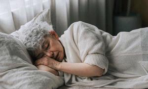 كشف سر مشاكل النوم المبكرة لدى مرضى الزهايمر
