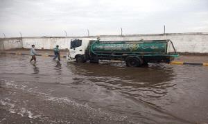 الزهري يتابع أعمال شفط وتصريف مياه الأمطار في أحياء خورمكسر منذ فجر اليوم