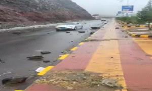 انهيار جبلي مفاجئ في صنعاء وصخور كبيرة تدمر الشوارع